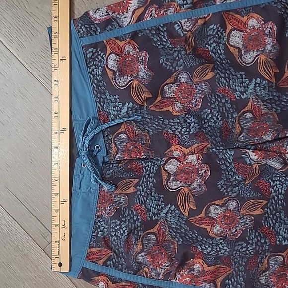 Patagonia Swim Trunks Men's sz 32 Blue/Brown Floral Wavefarer Swim Shorts - Picture 8 of 10